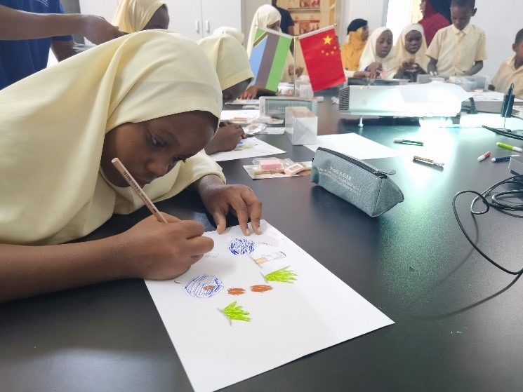 學(xué)生踴躍參與繪畫活動。施亮攝