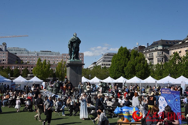 “你好！中國”端午游園會在斯德哥爾摩國王花園廣場舉辦。人民網(wǎng)記者 殷淼攝