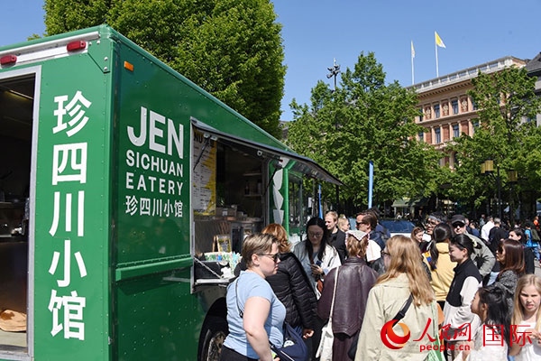 中國美食攤。人民網(wǎng)記者 殷淼攝