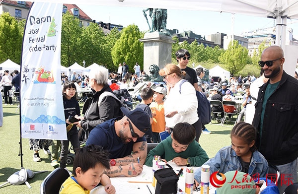 體驗熊貓彩繪活動。人民網(wǎng)記者 殷淼攝