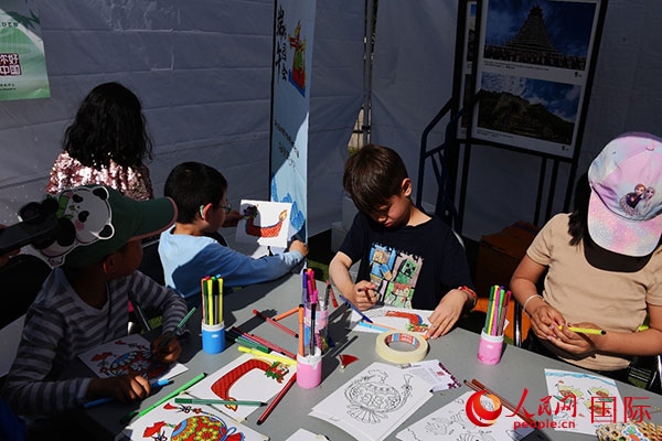 端午文化體驗—龍舟圖片填色。人民網(wǎng)記者 殷淼攝