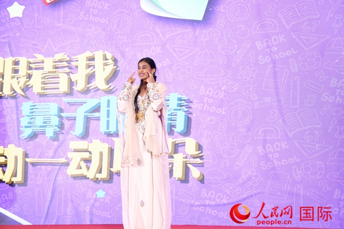 演唱中文歌曲。人民網(wǎng)記者任皓宇攝