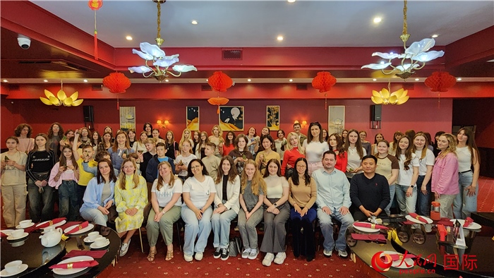“慶端午學中文”活動全體合照。人民網(wǎng)記者蔡子暢攝