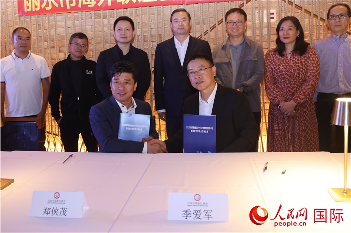 浙江省青田華僑實驗高級中學與巴西里約中國國際學校在座談會上締結為友好學校，青田縣人民政府僑務辦公室主任季愛軍和擔任巴西里約中國國際學校董事長的鄭俠茂作為代表簽署協(xié)議。 人民網(wǎng)記者 時元皓攝