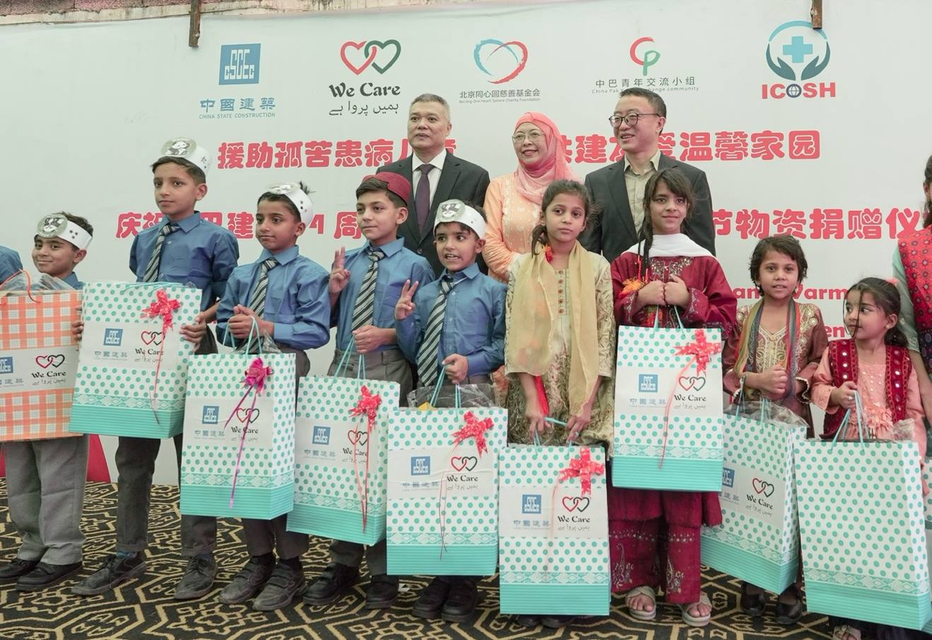 受捐孤兒在儀式上合影留念。瓦加斯·阿赫邁德攝