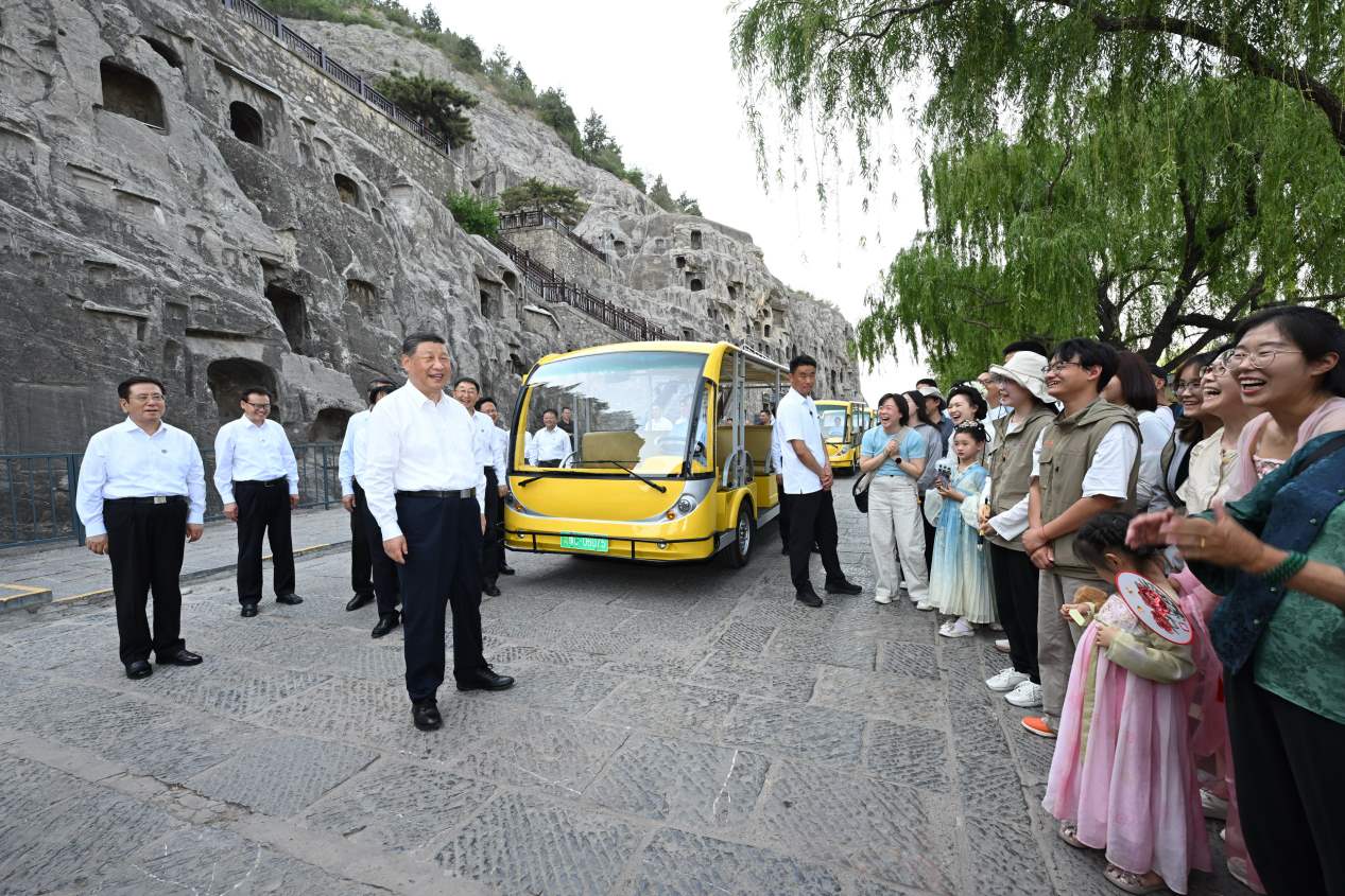 5月19日，習(xí)近平在洛陽(yáng)龍門石窟考察時(shí)，同游客親切交流。