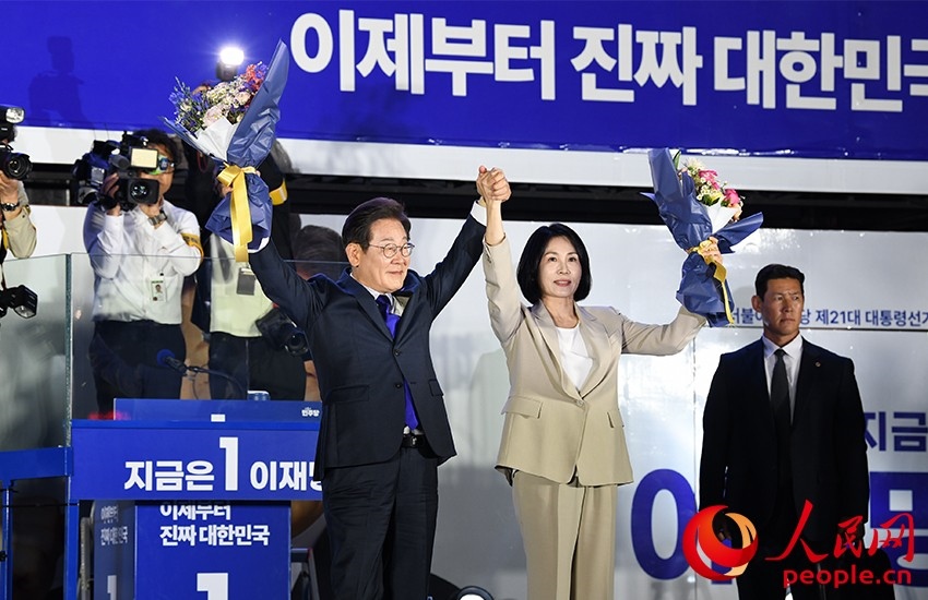 6月4日凌晨，確定當選韓國總統(tǒng)的李在明舉手向歡呼的支持者們致意。 人民網(wǎng) 康炯彬攝