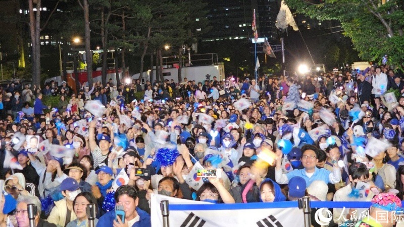 當(dāng)?shù)貢r(shí)間4日凌晨，李在明支持者們聚集在國(guó)會(huì)前等待計(jì)票結(jié)果。人民網(wǎng) 柳美鉉攝