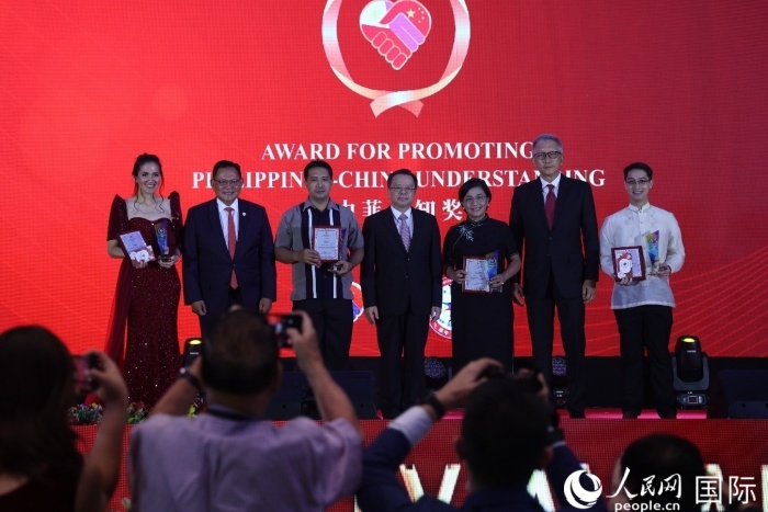 黃溪連大使和菲中了解協(xié)會(huì)主席與榮獲“友誼獎(jiǎng)”的獲獎(jiǎng)?wù)吆嫌傲裟?。人民網(wǎng)記者 樊帆攝