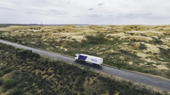 主線科技智能卡車行駛在路上。