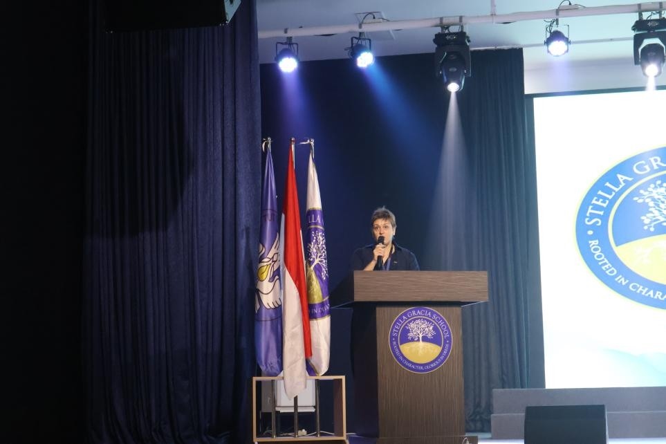 伊莉娜致辭。哈山努丁大學(xué)孔子學(xué)院供圖