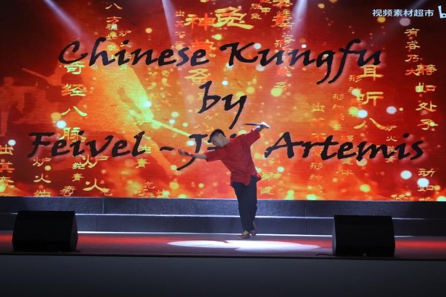 恩星學(xué)校中學(xué)部學(xué)生表演武術(shù)。哈山努丁大學(xué)孔子學(xué)院供圖