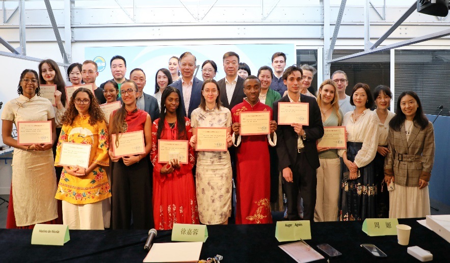 圖1：中國駐法使館公使陳力、教育公參周家貴與比賽師生、評委合影（圖片：巴黎西岱大學(xué)孔子學(xué)院）